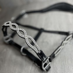 Ldergrime med udskringer og hvide sten