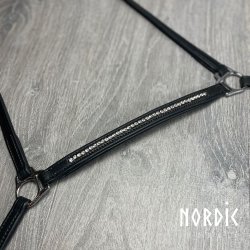 Nserem med en rkke sm sten