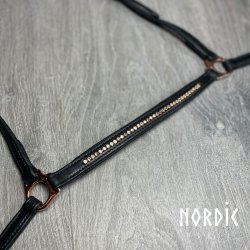 Nserem med en rkke sm sten