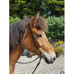 Nakkestykke med udskringer og enkelte sten p siderne