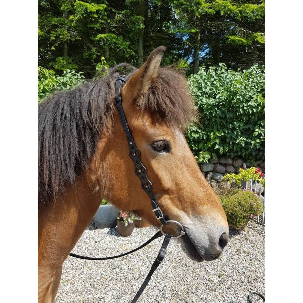 Nakkestykke med udskringer og enkelte sten p siderne