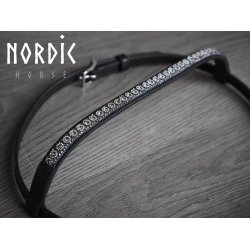 Nakkestykke med sten i rosetter