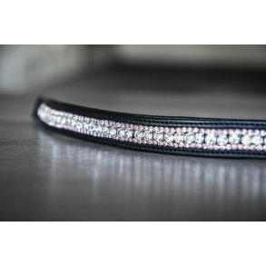 Pandebnd med store sten i midten og sm farvede kanter