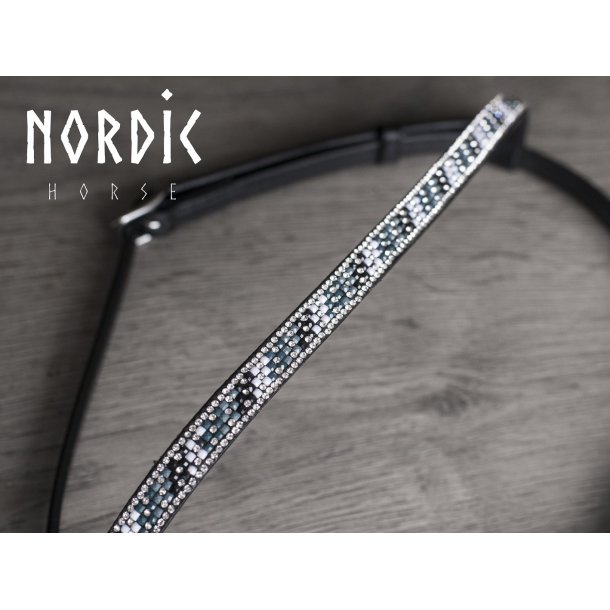 Nakkestykke med flere farver sten