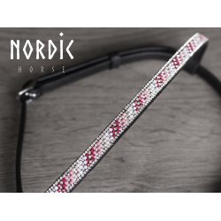 Nakkestykke med flere farver sten