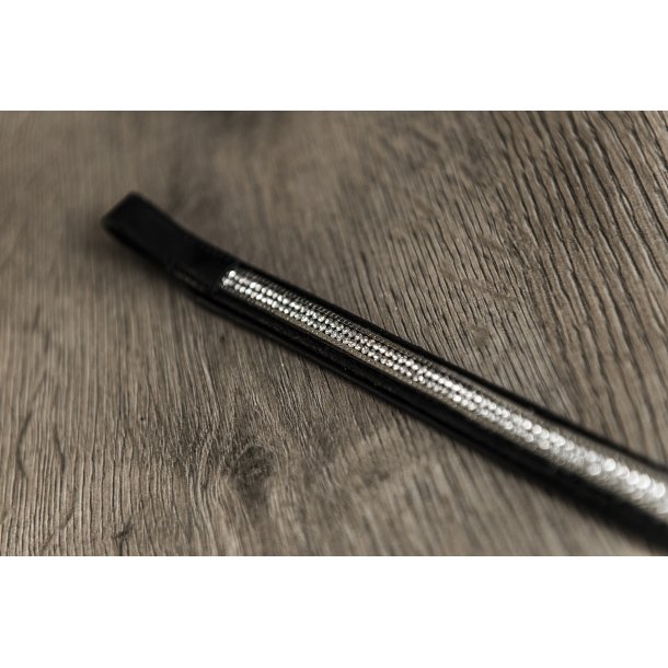 Pandebnd med sm sten og metalstribe