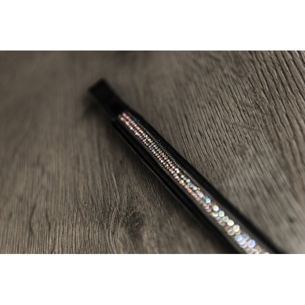 Pandebnd med sm sten og metalstribe