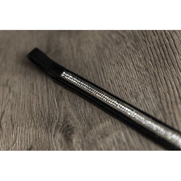 Pandebnd med sm sten og metalstribe