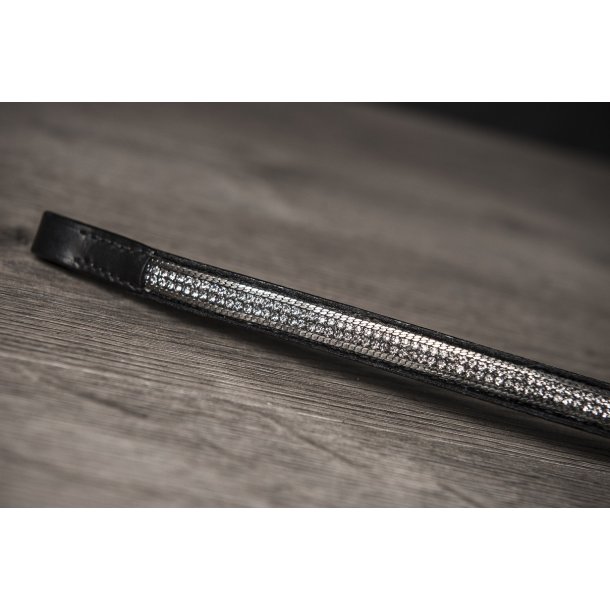 Pandebnd med sm sten og metalstribe